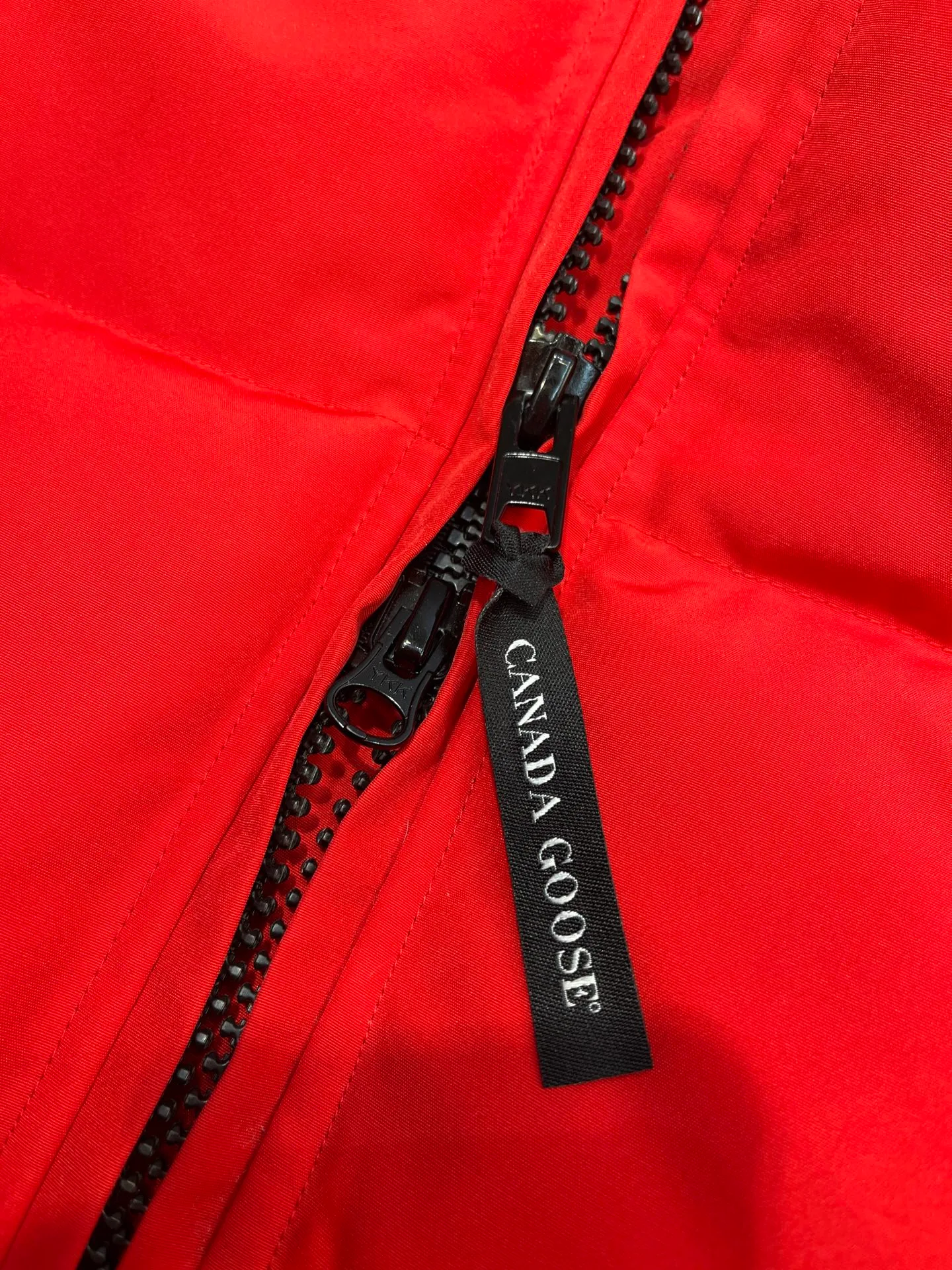 P860 Canada Goose Canada # Expedition04 Parker, a treasure of Canadian origin! Limited supply worldwide! Canada Goose Model 04 is a top-notch couple model, polar cold-proof outdoor series fur collar detachable hooded parka down jacket, the first Goose in 2024. I hope my partners like the top quality, and I hope everyone can evaluate it together! The most popular cool items of the Big Goose family in 2024 are online. The same popular product of Yi Yang Qianxi is said to be a joint limited edition Big Goose that cannot be bought in autumn and winter. If you dislike the sameness of the Big Goose in the past, then this model will definitely give you a different experience! This year's most powerful couple's collection for autumn and winter is online, a top-notch luxurious ready-to-wear style, paired with an outdoor warm down jacket with great style and charm! The most standard and classic items of the Daye family in the past two years are equipped with unique reflective stripes for embellishment, which further shows the high-end fashion performance effect. With the embellishment of hardware buckles, it has excellent performance effect. The upper body is clean, simple and elegant, even for urban leisure. It is suitable for various occasions. Designed with large pockets, this model has a large capacity and is equipped with reflective stripes, making it safer at night. It is suitable for various adventure activities. It is made of windproof and waterproof technical materials. The interior is filled with full white duck down, which is absolutely cold-proof and warm. It also has a stand-up collar design and fine fluff at the collar, with meticulous attention to detail! The charm of this model is also more spiritual, and the upper body has more temperament and specifications. It perfectly shows the ultra-high standard of fashionable performance of this model, integrating outdoor and life, and you can even create high-street wear! The most pinnacle limited-edition goose that we have presented so far, both in terms of design and detailed materials, it is completely outstanding. The grand and evergreen version design is matched with cool reflective elements. The overall appearance can be said to be quite high, and it has that kind of powerful outdoor performance! It combines high-end casual attributes with high-street style. It is high-grade, domineering, warm, and beautiful. The visibility of the upper body is quite strong, and the configuration of the owl element is highly brand-recognizable. It fully complements the overall brand performance and visual effects, and also has the high-end sense of fashion and fashionable performance. It is a must-buy product because it is the most awesome down brand on the planet and one of Canada's three national treasure brands. It is also a sentimental down luxury brand. In the field of polar cold-proof clothing, Goose has made an irreplaceable contribution... Size: xs s m l xl